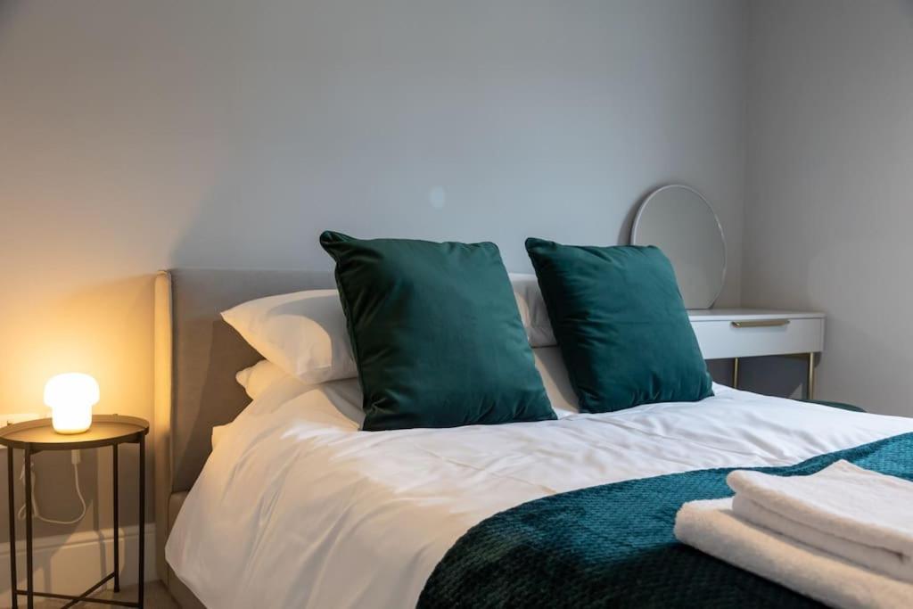 Hereford - Clifton Villa - Beautifully Presented House Located A Short Walk From City Centre - Sleeps 6 Guests - Perfect For Exploring Hereford - Hosted By Rentmyhouse Exteriör bild